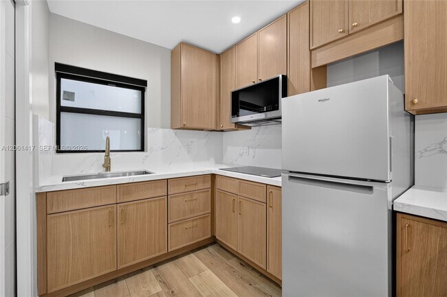 Building Photo - 1011 NW 30th Ct