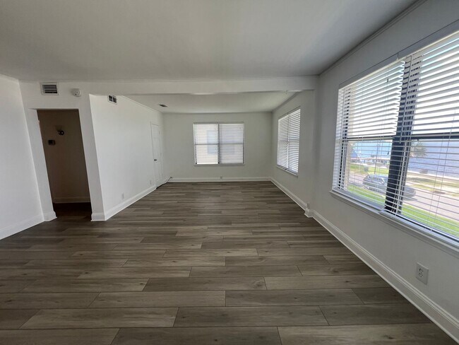 Building Photo - Beautiful renovated 1 bedroom Condo with River Views!