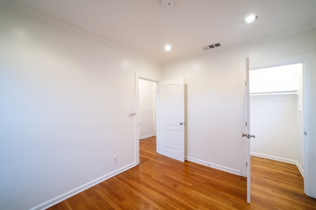 Building Photo - 3318 Madera Ave