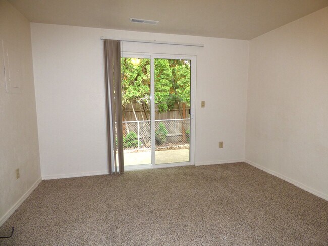 Building Photo - Rent Special: 1/2 Off July's Rent!! Ground Level 1 Bedroom 1 Bath W/ AC