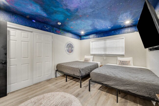 Building Photo - 415 N Shore Dr