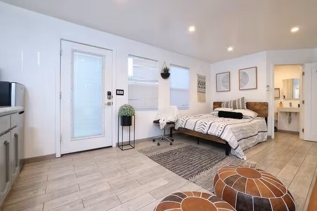 Building Photo - 2039 E 8th St