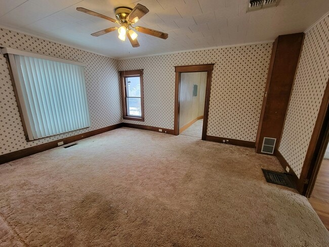 Building Photo - 45 Maple St