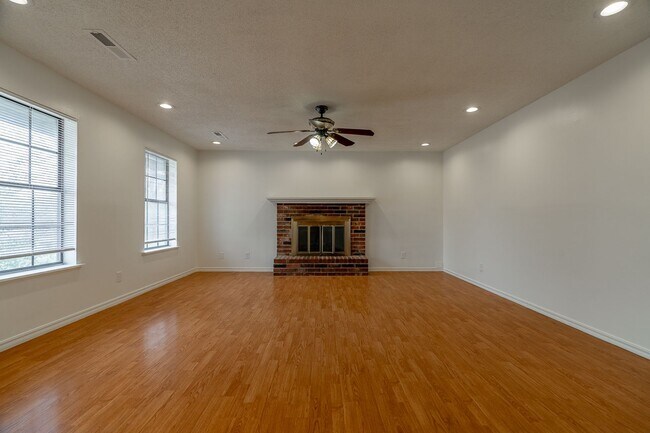 Building Photo - Beautiful 4BR Home Near UofA Campus! Lawn Care Included