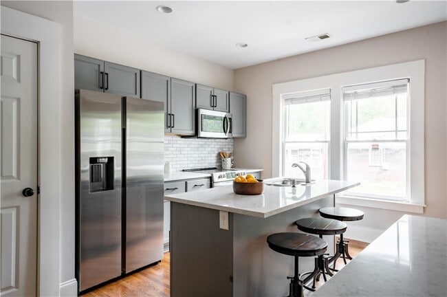 Building Photo - 875 Oakhill Ave SW