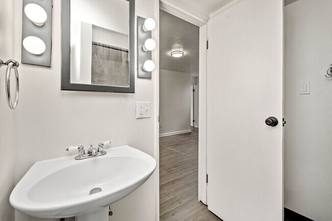 Building Photo - 1653 Suburban Ave