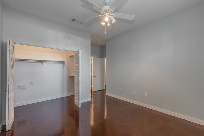 Building Photo - T&P Downtown Condo!