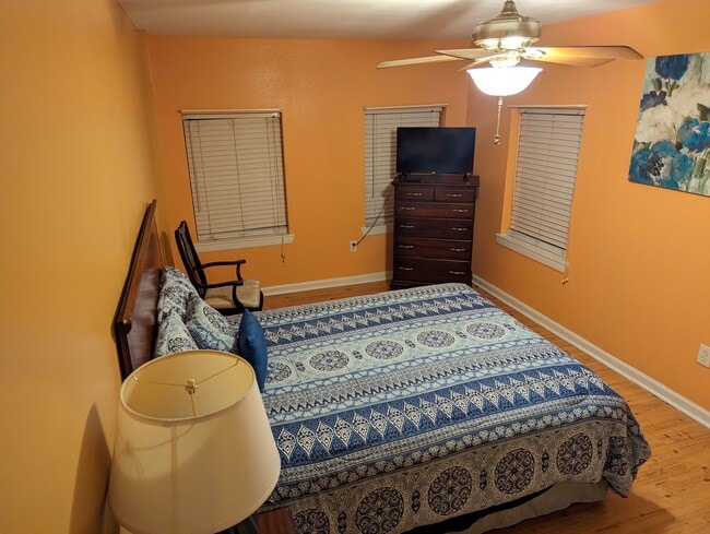 Building Photo - 6335 Franklin Ave