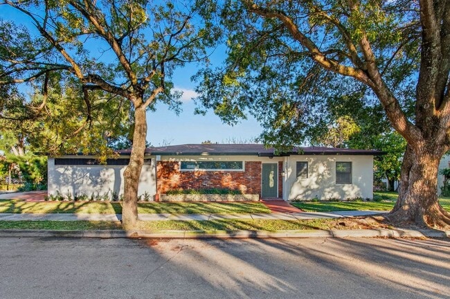 Building Photo - 2 BEDROOMS 1 BATHROOM!