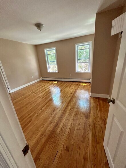 Building Photo - 146 Main St