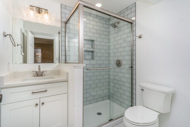 Building Photo - 4 Bedroom Home with 3 Car Garage! Move-in ...