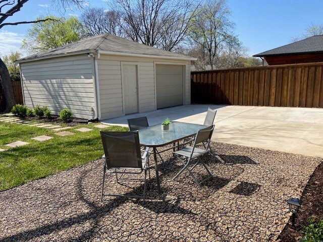 Building Photo - 1925 Peavy Rd