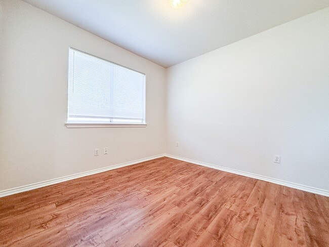 Building Photo - 105 Long Ln