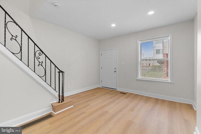 Building Photo - 2151 E Stella St