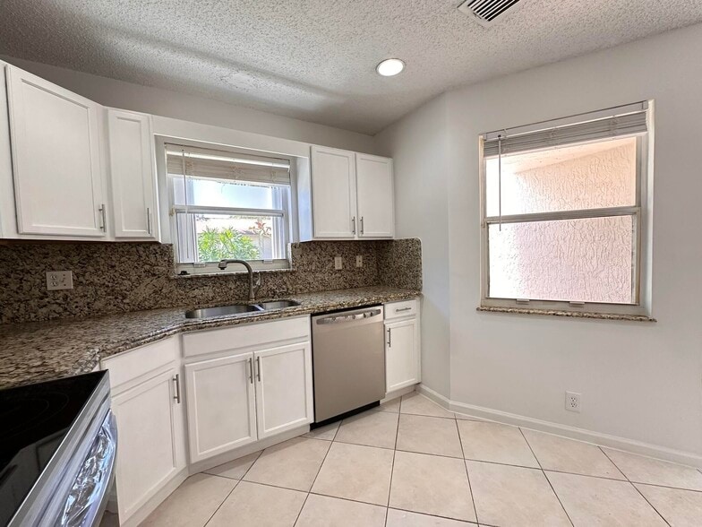 Building Photo - 703 Crosswinds Dr