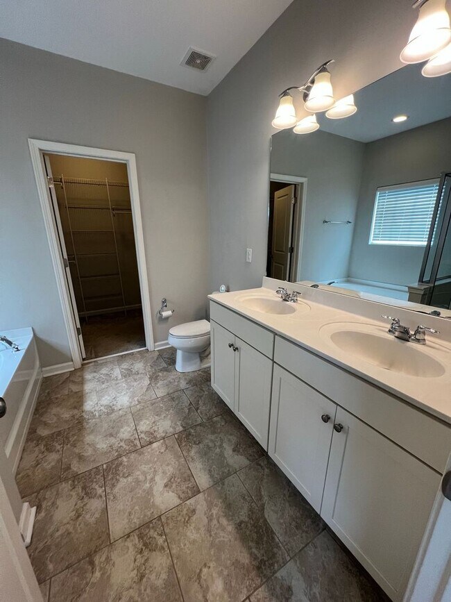 Building Photo - Large 3BR, 2BA in Windsor Plantation