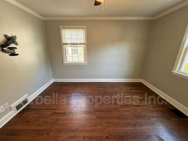 Building Photo - 1437 Valley St