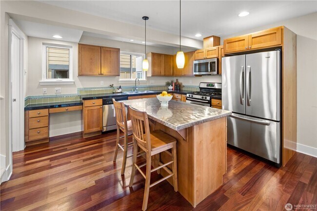 Building Photo - Downtown Ballard 3 bd 2.5 bath townhome in Great School district and minutes to Ballard Locks