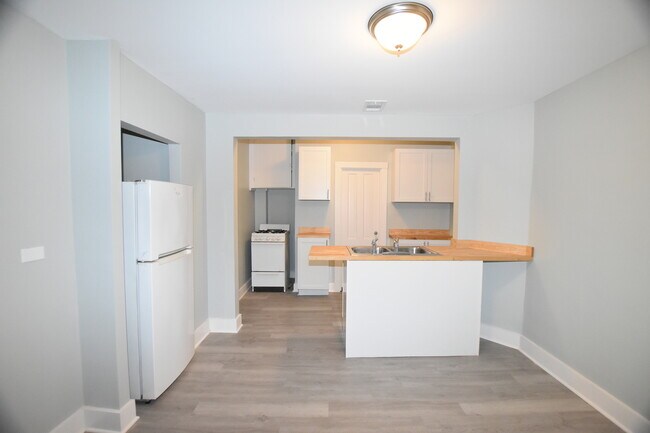 Building Photo - 426 N Lake St