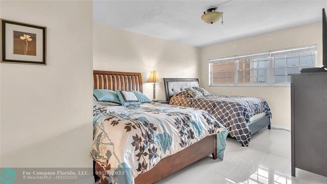 Building Photo - 3150 N Palm Aire Dr