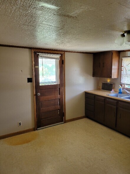 Building Photo - 912 Hancock Ave