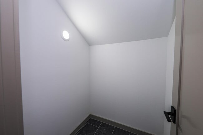 Building Photo - 8120 Stillmeadow Ct