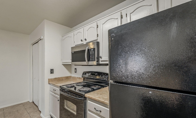 Building Photo - 625 S Westwood