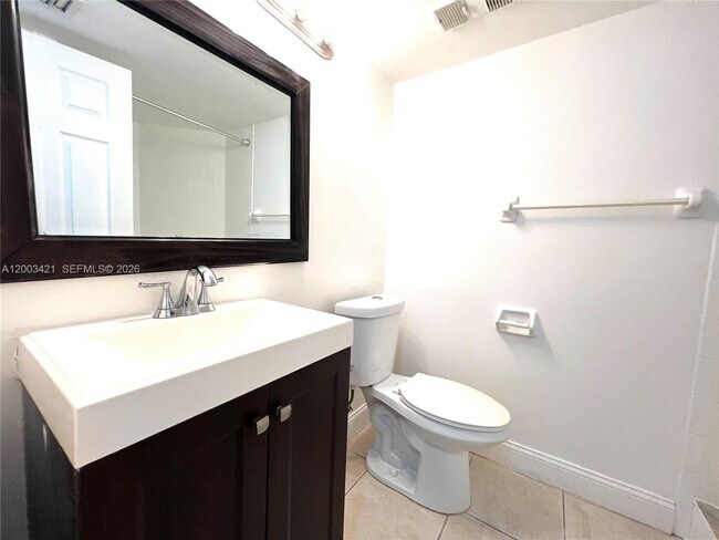 Building Photo - 210 Lake Pointe Dr