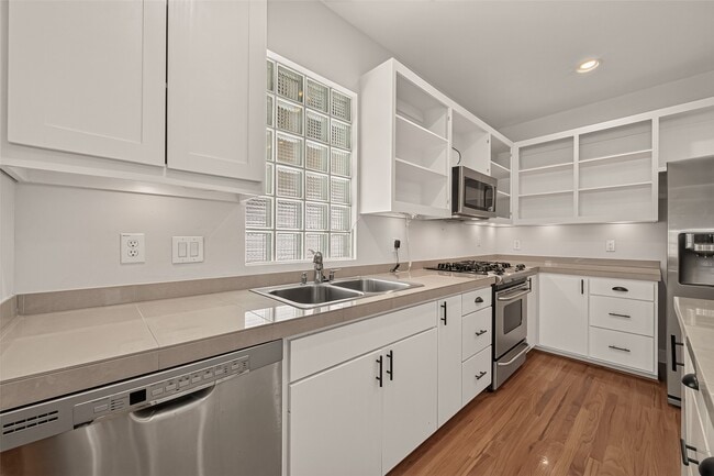 Building Photo - 733 W 22nd St