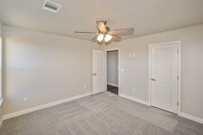 Building Photo - 7617 Woodford Ave