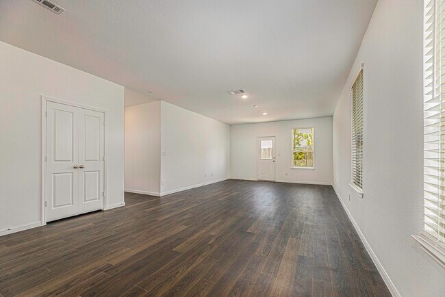 Building Photo - 240 Seven Pnes Dr