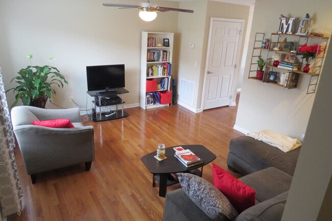 Building Photo - 2 Bedroom / 2.5 Bath Condo Johnson City, TN