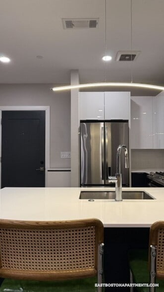 Building Photo - 656 Saratoga St