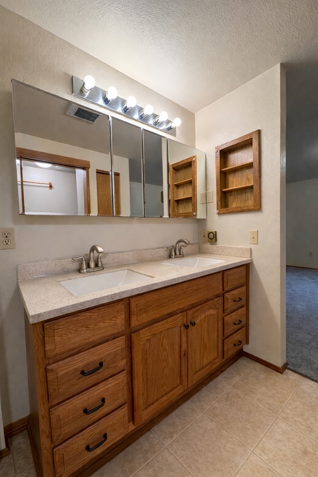 Building Photo - Country Living