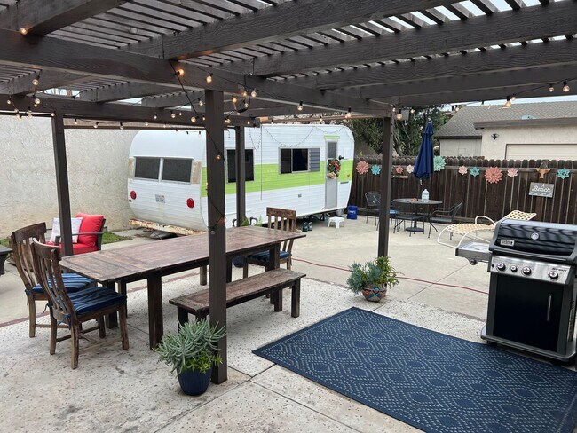 Building Photo - Gorgeous Single Story Home