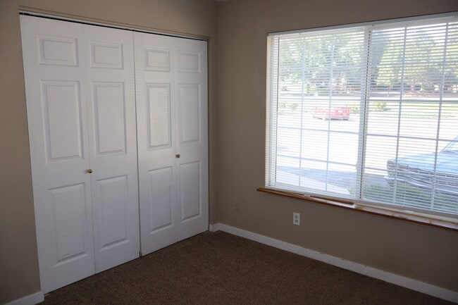 Building Photo - Convenient & Comfortable Condo Living Near...