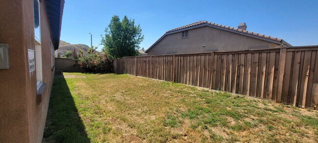 Building Photo - Gorgeous Single Story Home