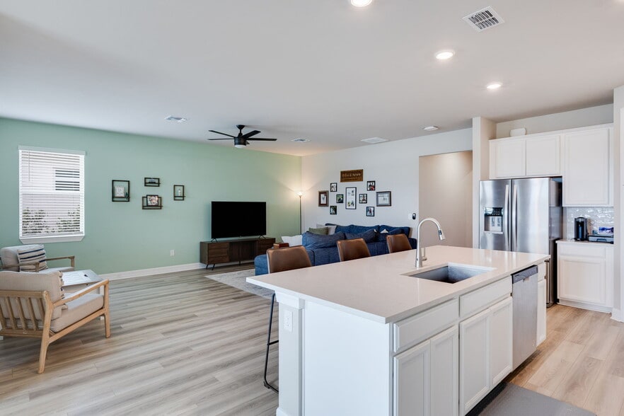 Building Photo - 44216 Saddlewood Ct