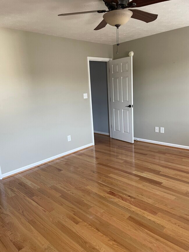 Building Photo - 696 Wyndhurst Dr