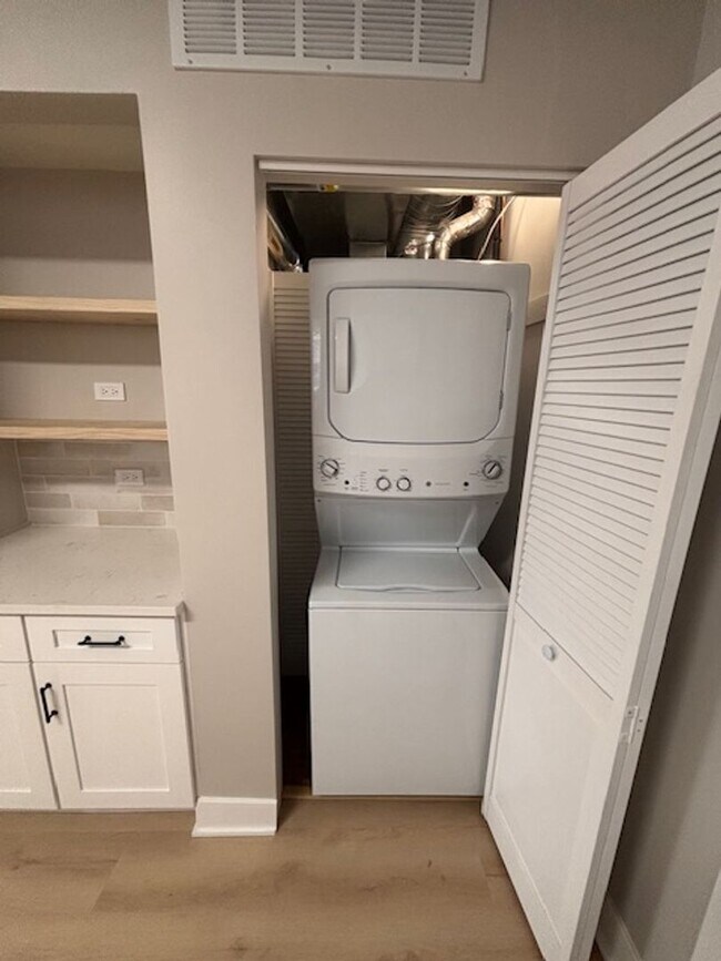 Building Photo - Beautifully remodeled modern 3 bedroom 2 bath unit