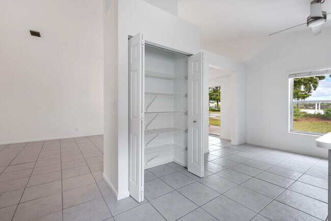 Building Photo - 1975 Oak Berry Cir