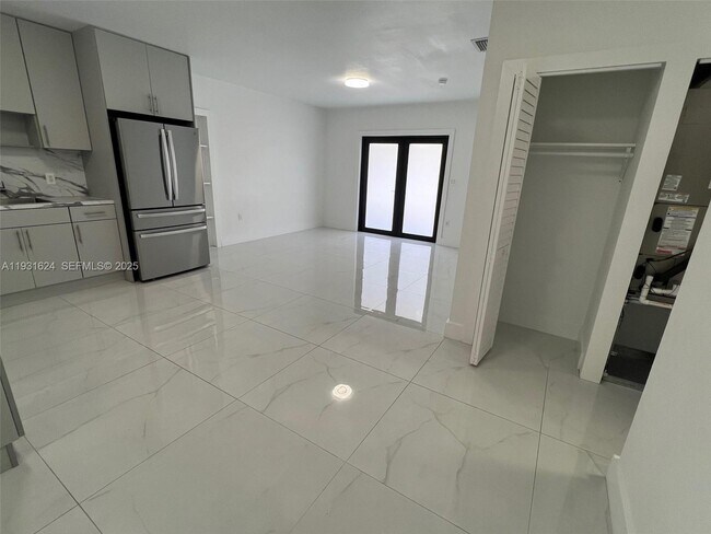 Building Photo - 5470 W 8th Ln