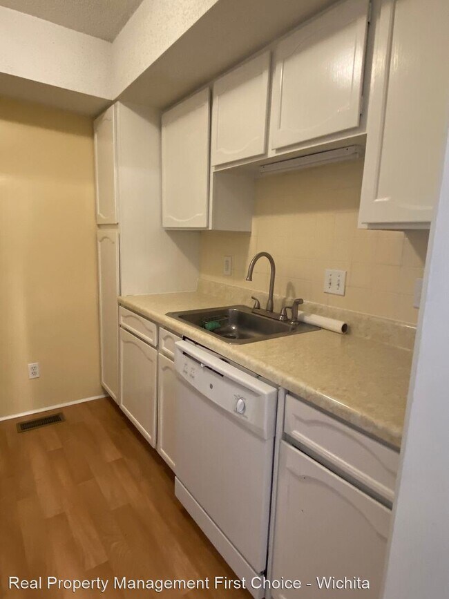 Building Photo - 2 br, 1 bath House - 725 W Stackman Dr #8