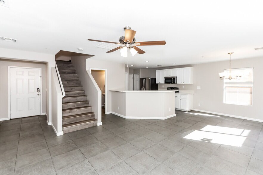 Building Photo - 151 Desert Pond Ave