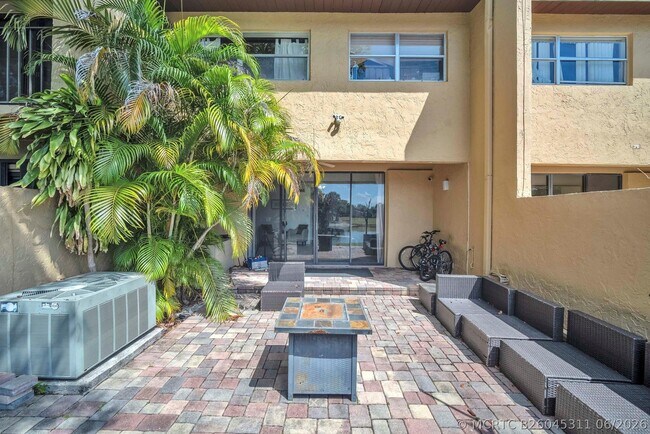 Building Photo - 740 E Coco Plum Cir