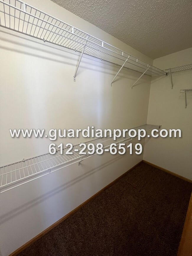 Building Photo - Townhouse Available May 1, Vaulted Ceiling...