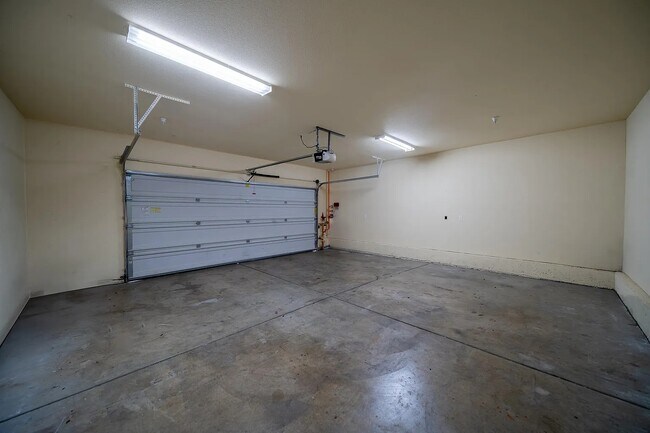 Building Photo - 5592 Diamond Ridge Dr