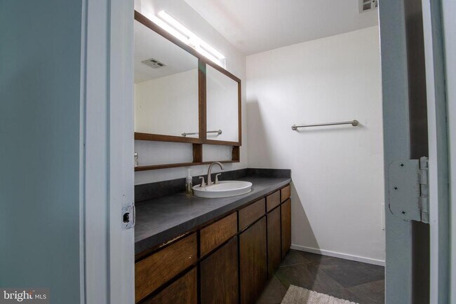 Building Photo - 6277 Occoquan Forest Dr
