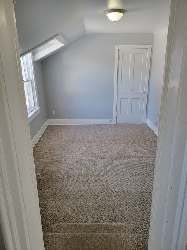 Building Photo - 315 E Maple St