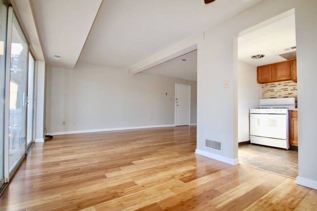 Interior Photo - JEFFERSON VILLAGE -- 077